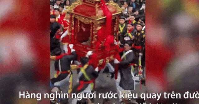 Hàng nghìn người rước kiệu giữa đường phố Hà Nội