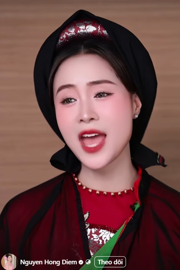 Diện trang phục truyền thống khăn mỏ quạ, áo tứ thân khiến Hồng Diễm có vibe mang đậm chất dân gian và gần gũi với làng quê Kinh Bắc. Ngoài nhan sắc, nhiều người còn khen Hồng Diễm diễn rất hợp vai.