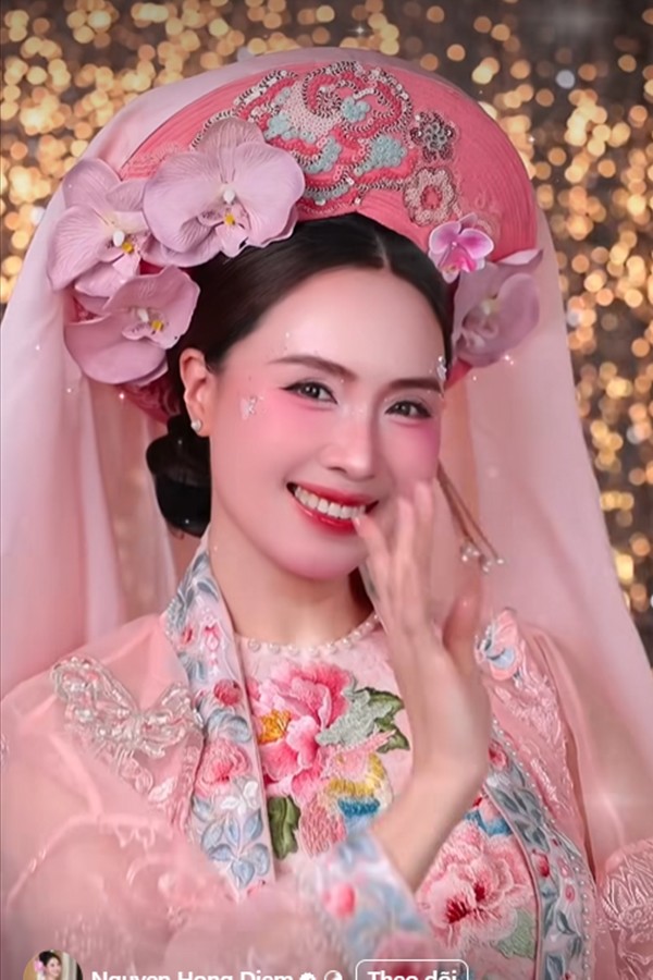 Nụ cười tỏa nắng của diễn viên Hồng Diễm.