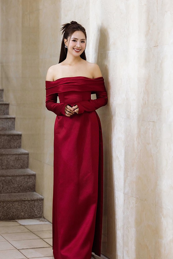 Xuất thân là một người mẫu nên Hồng Diễm có được vóc dáng hoàn hảo. Mỗi lần xuất hiện trước công chúng, nữ diễn viên 8X đều "hớp hồn" khán giả bởi vẻ ngoài đẹp như hoa hậu.