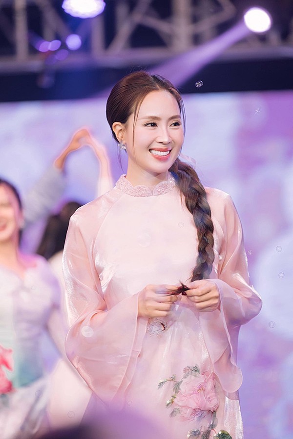 Về cuộc sống riêng tư, Hồng Diễm có tổ ấm bình yên và kín tiếng.