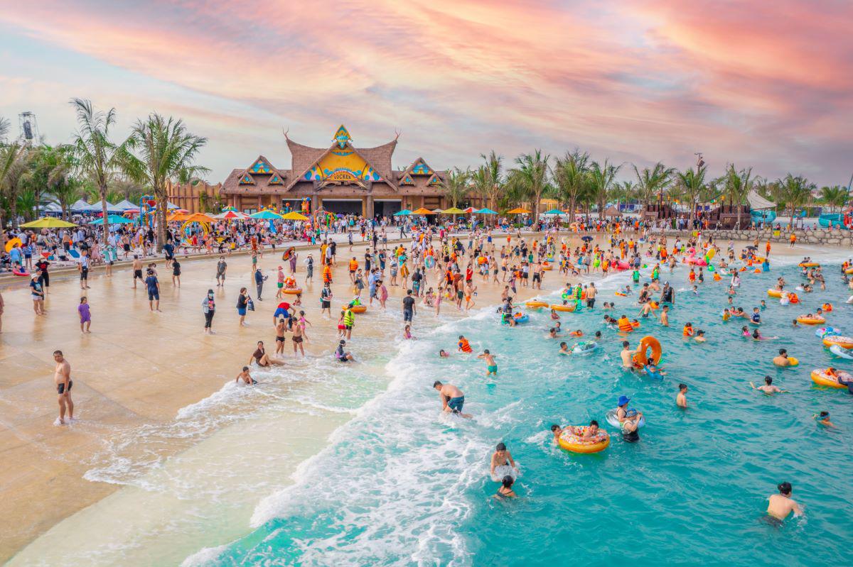 Bãi biển tại VinWonders Wave Park đón hàng vạn cư dân và du khách mỗi ngày trong dịp hè