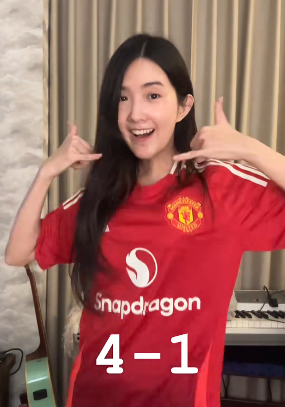 Cụ thể, sau khi Manchester United giành chiến thắng, cô nàng Bizcuitbeer, hot girl, hot streamer nổi tiếng với gần 2,5 triệu lượt theo dõi đã không thể kìm nén được niềm vui sướng của mình.