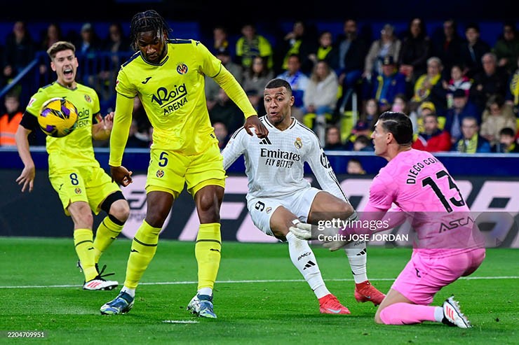 Trận đấu giữa Villarreal (áo vàng) và Real Madrid diễn ra hấp dẫn