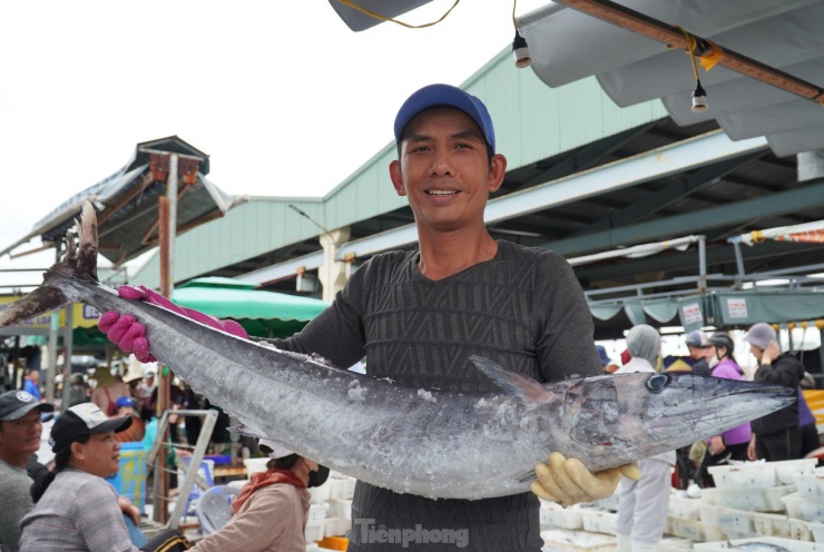 Anh Đào Văn Hoà (tiểu thương) cho hay, từ ra Tết đến nay khá ít cá "khủng", chủ yếu dòng cá trên dưới 10kg. "Những loại cá lớn mua tại cảng chỉ bán nguyên con về các chợ hoặc cho khách dặn trước chứ không chia bán lẻ. Người sành ăn rất thích cá lớn vì thịt dai, thơm", anh cho hay.