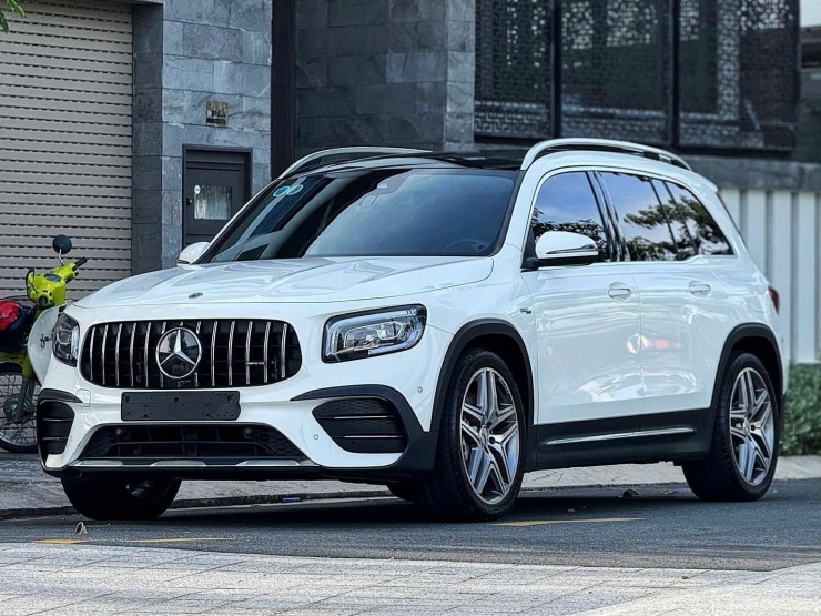 Mercedes-AMG GLB 35 4MATIC là mẫu MPV lai SUV đang được giảm 50% lệ phí trước bạ trong tháng 3. Ảnh: MBV