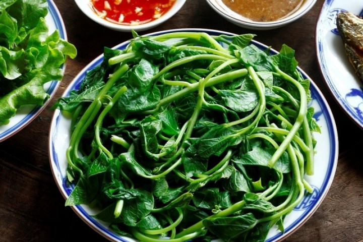 Nên luộc rau củ bằng nước sôi hay lạnh?