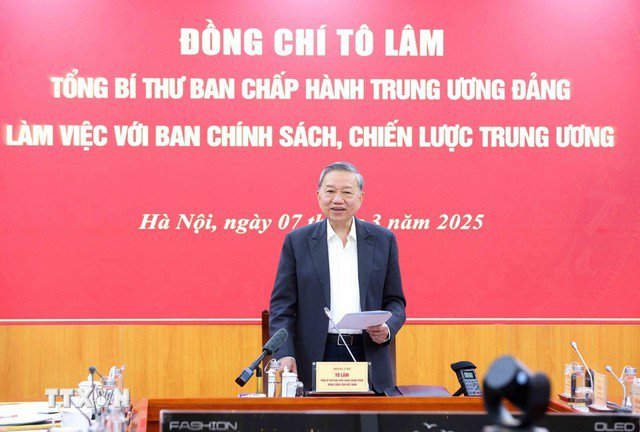 Tổng Bí thư Tô Lâm trong buổi làm việc với Ban Chính sách, chiến lược Trung ương về một số giải pháp chiến lược nhằm tạo đột phá phát triển kinh tế tư nhân vào ngày 7-3-2025. Ảnh: TTXVN