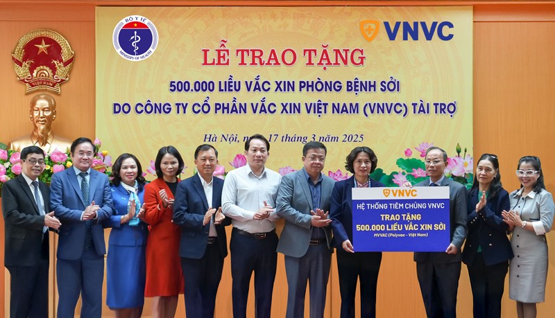 Đại diện Hệ thống tiêm chủng VNVC, ThS.BS Nghiêm Trần Dũng trao tặng 500.000 liều vắc xin sởi (MVVAC) cho Thứ trưởng Bộ Y tế Nguyễn Thị Liên Hương.