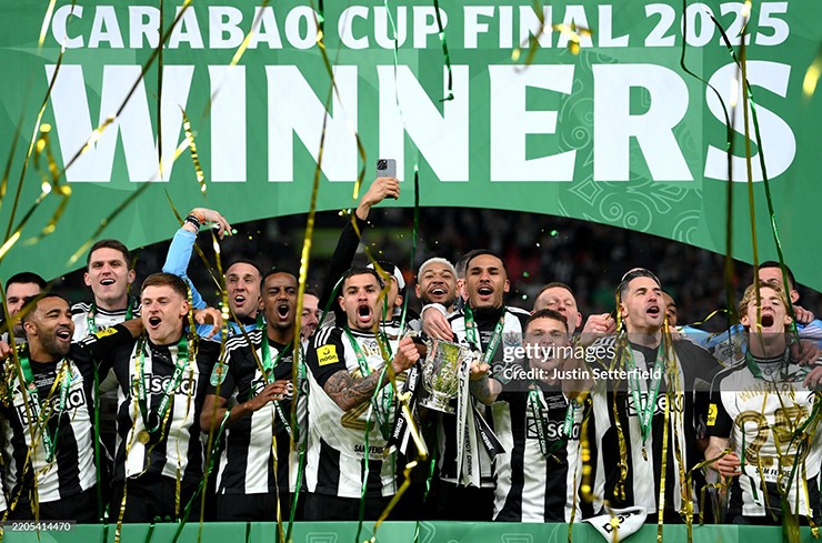 Các cầu thủ Newcastle ăn mừng chức vô địch League Cup