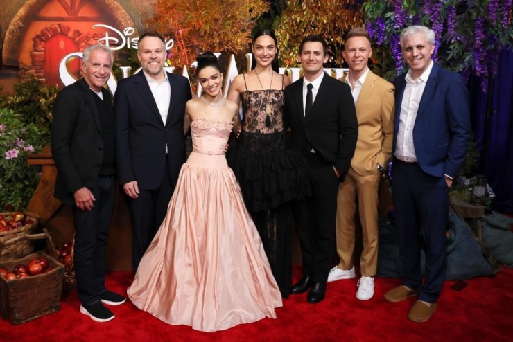 Gal Gadot và Rachel Zegler tươi cười chụp ảnh cùng dàn diễn viên Snow White. Ảnh: Getty Images.