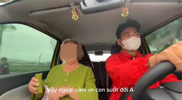 Video Cường chở cụ bà "viral" trên mạng xã hội. Ảnh cắt từ clip: NVCC