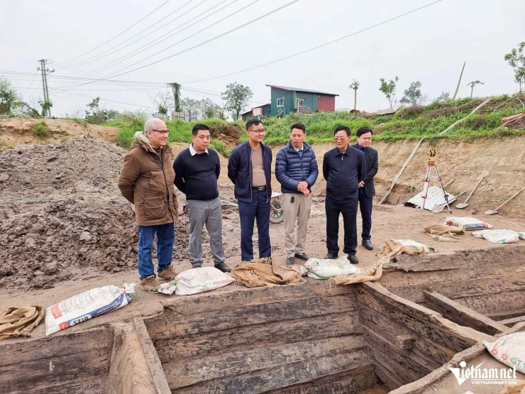 Ông Trần Văn Túy - nguyên Trưởng Ban công tác đại biểu Quốc hội cùng lãnh đạo địa phương tới xem hiện trạng nơi khai quật cổ vật.