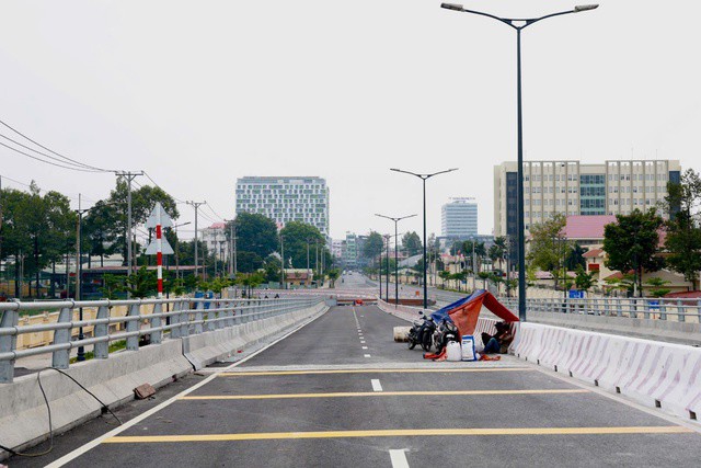 Khu vực cầu cạn nối trực tiếp vào nhà ga T3 đang được hoàn thiện những khâu cuối cùng