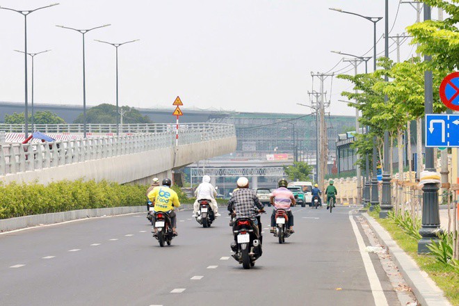 Phần còn lại của tuyến đường, từ đường Hoàng Hoa Thám đến đường Trường Chinh, đang được gấp rút thi công và dự kiến thông xe trước ngày 20-4-2025