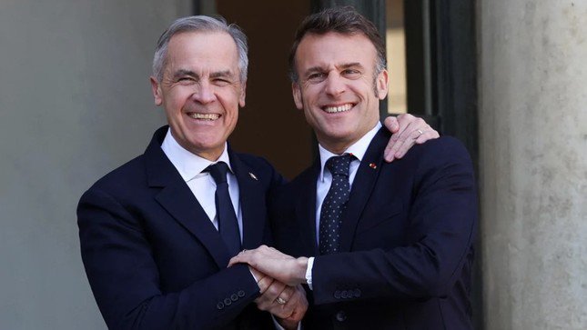 Tổng thống Pháp Emmanuel Macron đón Thủ tướng Canada Mark Carney tại Paris ngày 17/3. (Ảnh: Reuters)