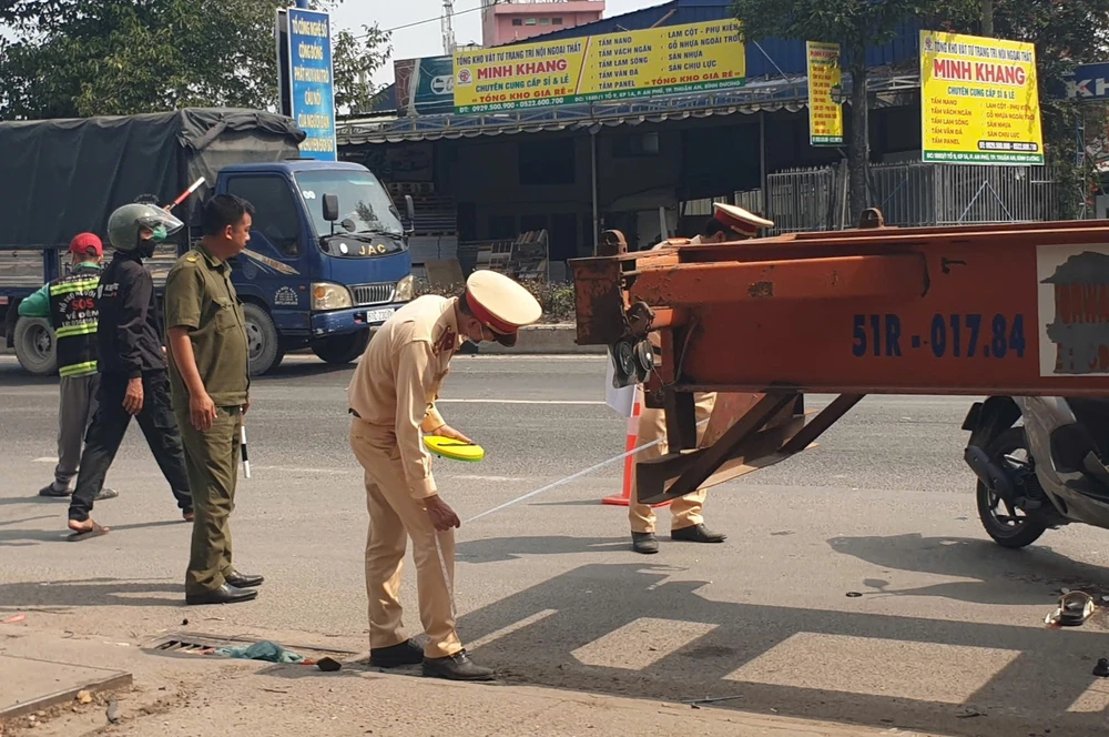 Lực lượng công an khám nghiệm hiện trường vụ cô gái trẻ bị tai nạn tử vong. Ảnh: TT