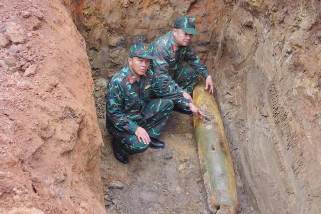 Lực lượng công binh Bộ CHQS tỉnh Quảng Trị đang tổ chức tiêu hủy quả bom từ trường. Ảnh: Kim Quy