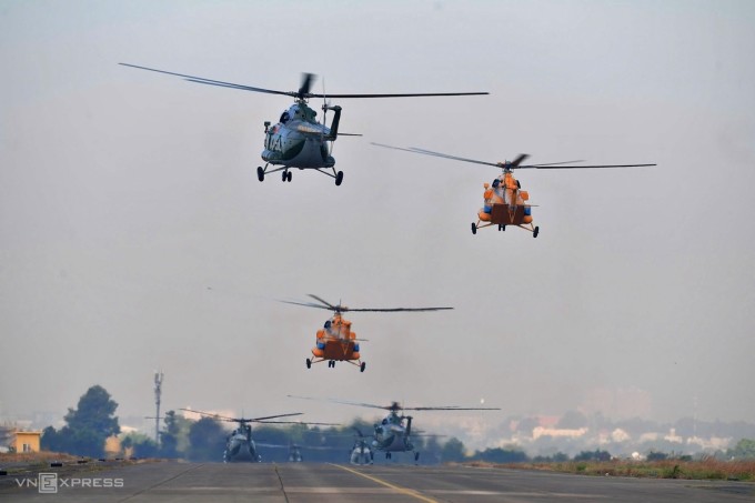 Trực thăng Mi-8 và Mi-17 bay huấn luyện qua khán đài giả định. Ảnh: Thanh Tùng