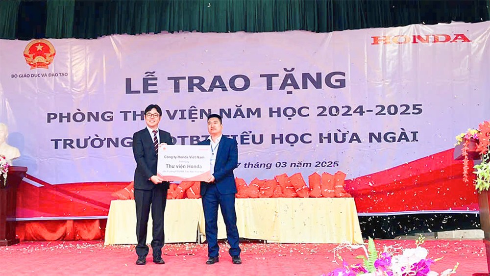 Đại diện HVN trao tặng Thư viện Honda cho nhà trường