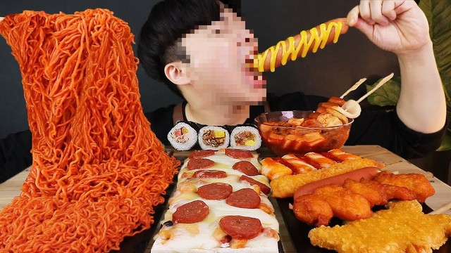 Theo các chuyên gia, việc ăn theo trào lưu mukbang tiềm ẩn nhiều nguy cơ gây hại cho sức khỏe. Ảnh minh họa.