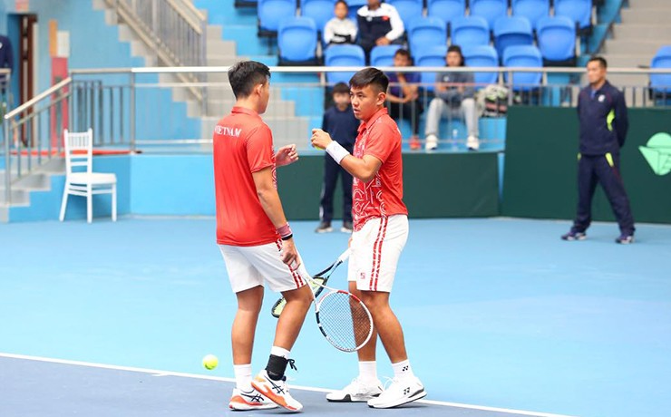 Văn Phương (bên trái) hay các ngôi sao như Linh Giang, Minh Tuấn sẽ gánh trọng trách nặng nề hơn khi Hoàng Nam (bên phải) tạm chia tay quần vợt
