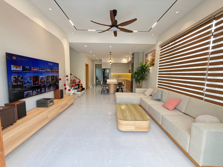 C&aacute;c khu vực chức năng ở tầng 1 thiết kế li&ecirc;n th&ocirc;ng, vừa tạo cảm gi&aacute;c kh&ocirc;ng gian th&ocirc;ng tho&aacute;ng, vừa tăng sự kết nối giữa c&aacute;c th&agrave;nh vi&ecirc;n khi đứng ở bất kỳ chỗ n&agrave;o trong nh&agrave;