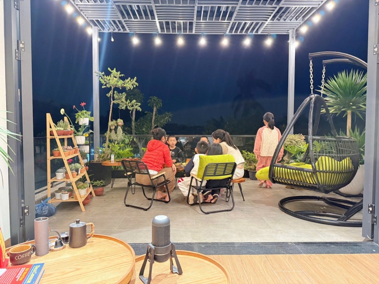 Vợ chồng anh Ho&agrave;ng thấy thoải m&aacute;i mỗi lần "trốn phố", c&oacute; kh&ocirc;ng gian thư gi&atilde;n xanh m&aacute;t, b&igrave;nh y&ecirc;n ở qu&ecirc;