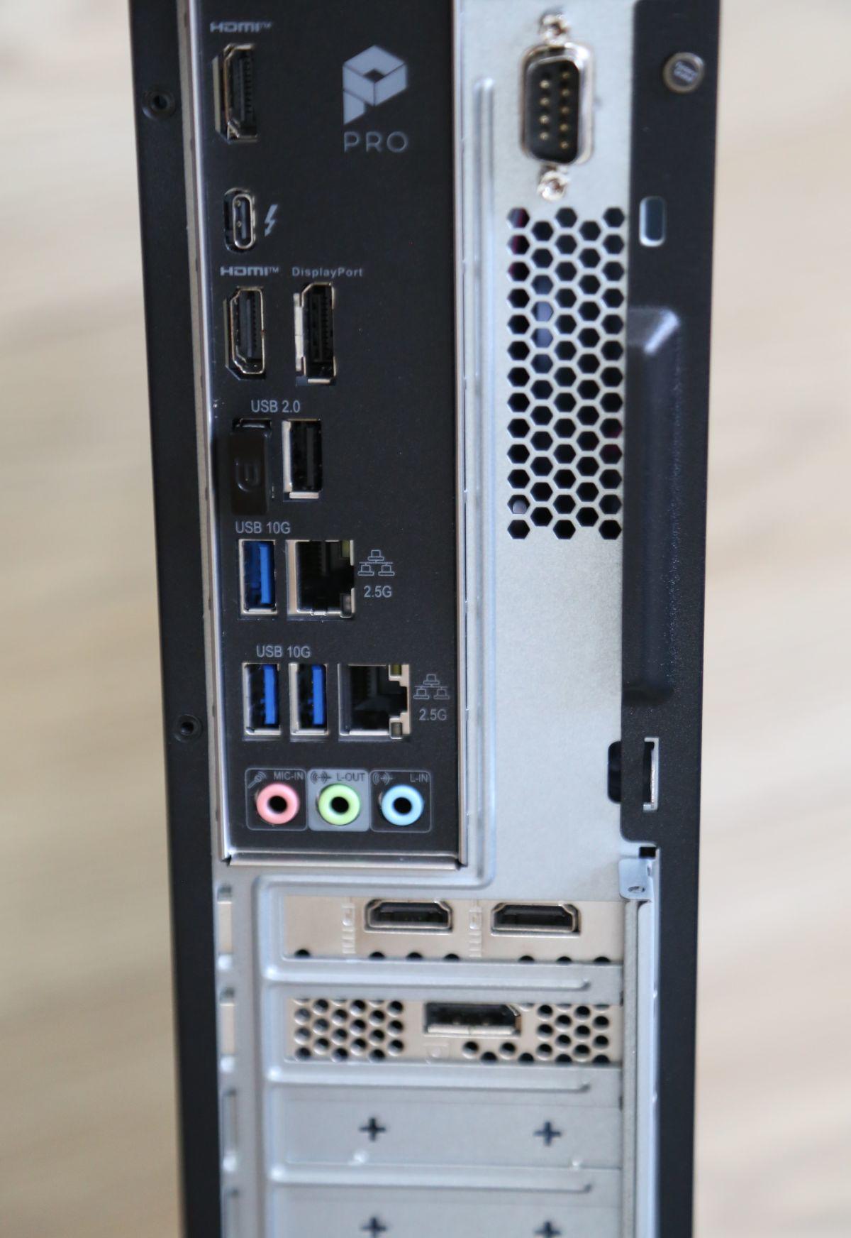 Loạt cổng kết nối tốc độ cao từ LAN cho tới Thunderbolt và USB.