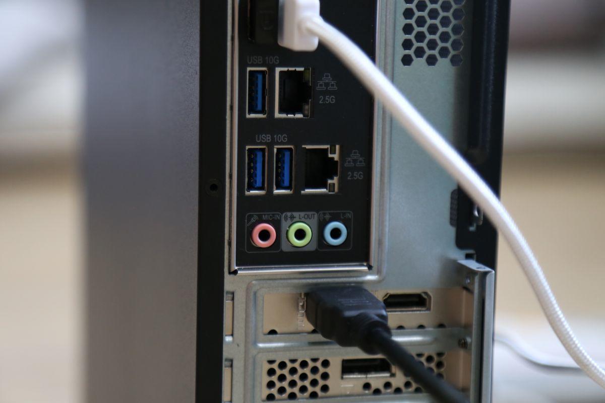 Loạt cổng kết nối tốc độ cao từ LAN cho tới Thunderbolt và USB.