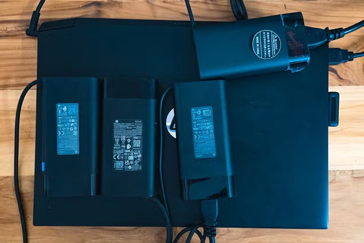 Ngay cả bộ sạc không chính hãng cũng làm giảm giá trị của máy.