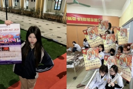 Sinh viên 'đu trend' mang lịch tết của trường về nhà