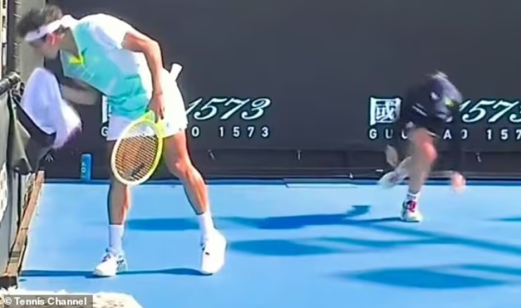 (Australian Open) Cậu bé nhặt bóng đang làm nhiệm vụ thì bất ngờ gục ngã