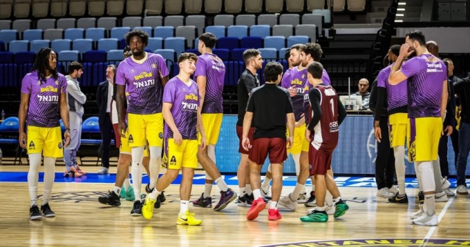 Cầu thủ Trapani (nâu) và Hapoel (vàng) sau khi trận đấu bóng rổ Play-in BCL kết thúc sớm, tại nhà thi đấu Holon Toto Arena, Holon, Israel hôm 10/1. Ảnh: BCL