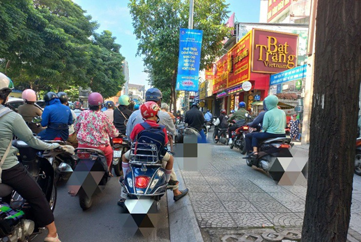 Xe máy leo vỉa hè cẩn thận bị phạt nguội 6 triệu đồng - 1