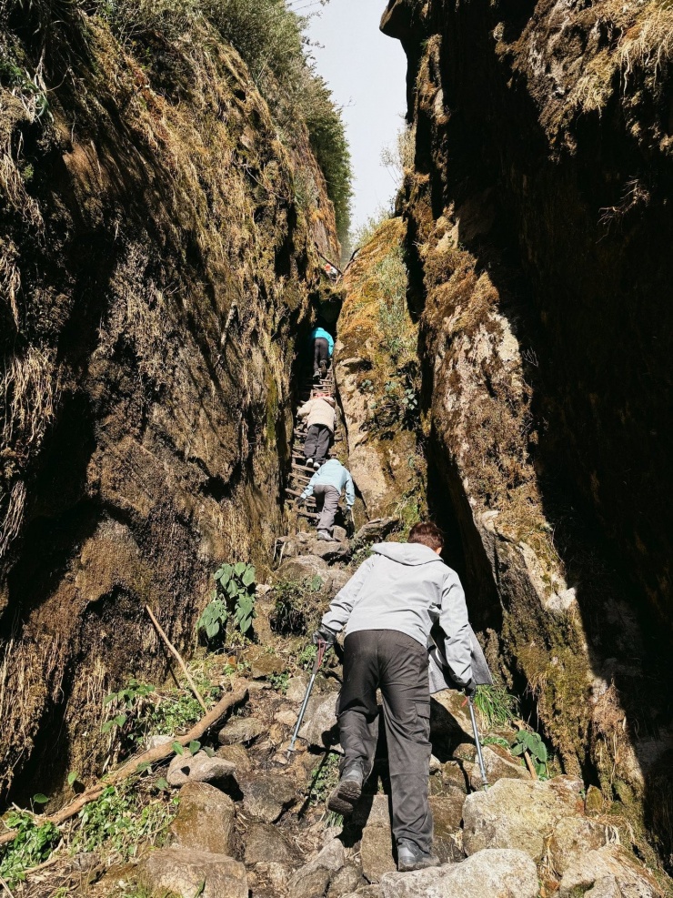 Xuất phát từ chân núi thuộc xã Ngũ Chỉ Sơn, người leo núi phải vượt qua nhiều đoạn đá hiểm trở, những khe dốc gần như thẳng đứng. Ngọn núi này được giới leo núi đánh giá có độ khó 7/10, thuộc nhóm những đỉnh núi khó chinh phục nhất Việt Nam.