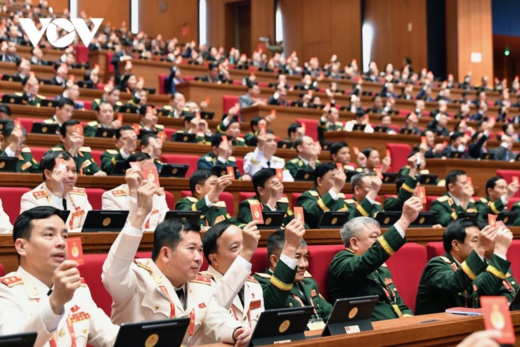 Các đại biểu biểu quyết tại phiên trù bị Đại hội đại biểu toàn quốc lần thứ XIV của Đảng.