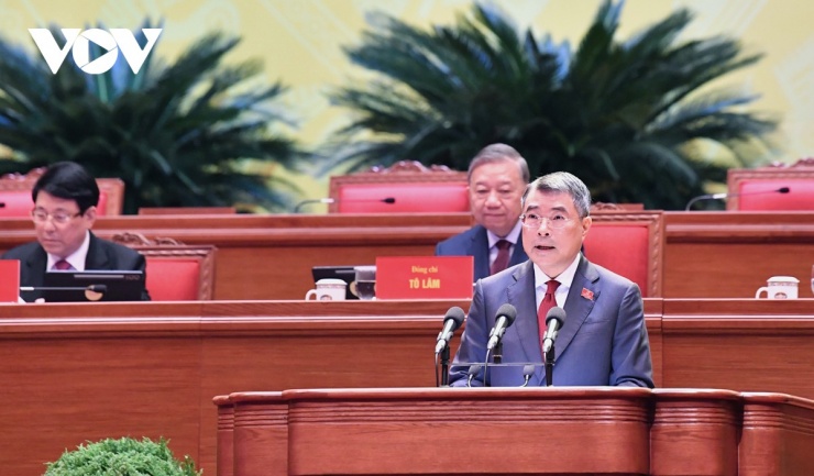 Đồng chí Lê Minh Hưng, Ủy viên Bộ Chính trị, Bí thư Trung ương Đảng, Trưởng Ban Tổ chức Trung ương báo cáo tiếp thu ý kiến các đoàn đại biểu góp ý vào quy chế làm việc của Đại hội và toàn văn dự thảo Quy chế làm việc đã tiếp thu ý kiến các đoàn đại biểu.&nbsp;