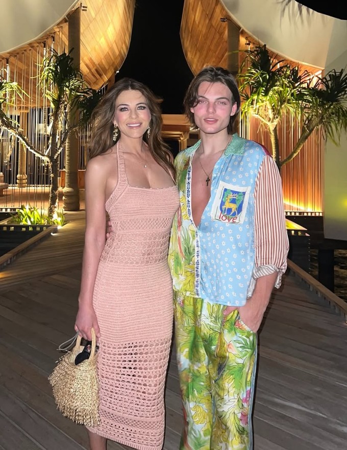 Thói quen lành mạnh giúp làn da khỏe đẹp mà không cần bổ sung collagen 3 Elizabeth và con trai ở Maldives.