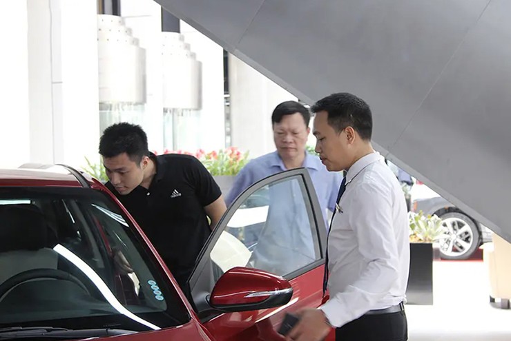 Nhu cầu mua sắm xế cưng tăng mạnh những ngày cuối năm.