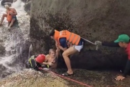 Cứu hai khách nước ngoài bị sóng cuốn vào hốc đá giữa biển