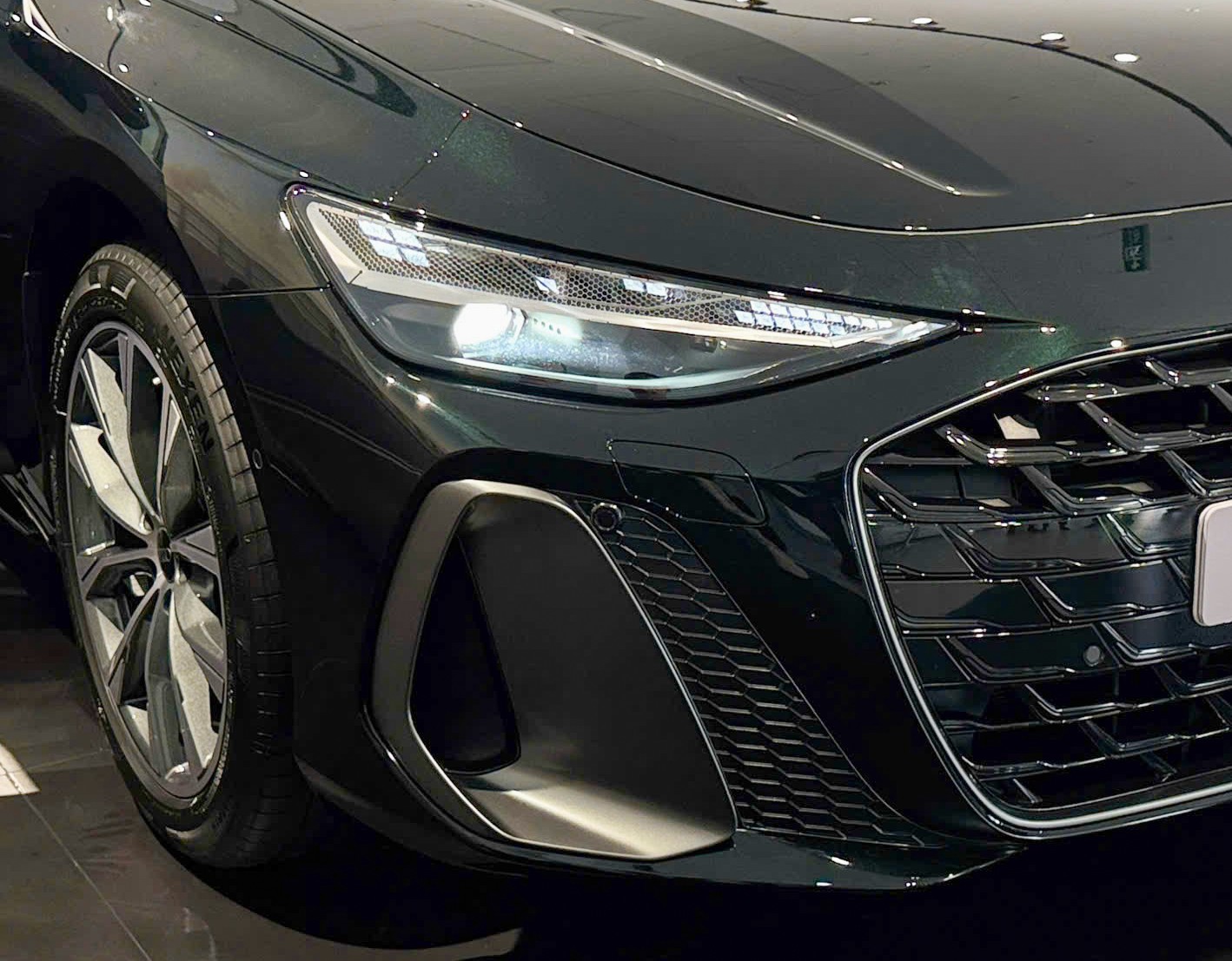 Hệ thống hiệu ứng ánh sáng "coming home/leaving home" được trang bị trên xe.&nbsp;