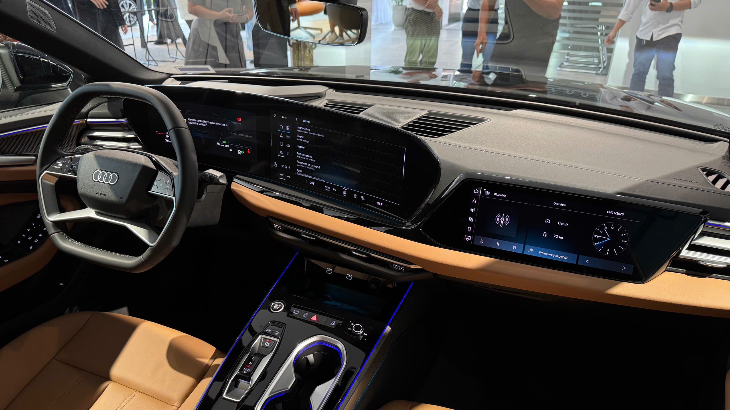 A6 được trang bị màn hình hiển thị thông tin trên kính lái (HUD) thế hệ mới.