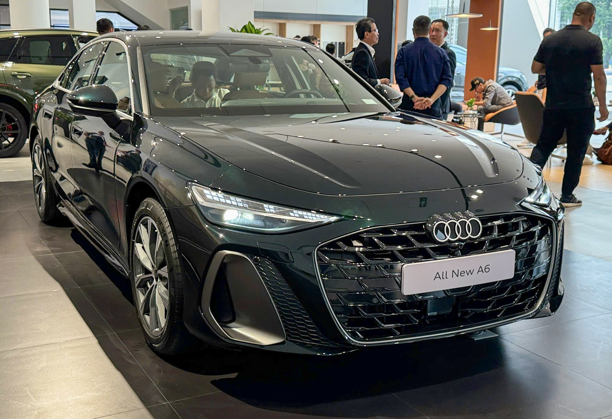 A6 thế hệ mới sẽ có thêm tùy chọn&nbsp;trang bị tiêu chuẩn gói ngoại thất S line phong cách thể thao.