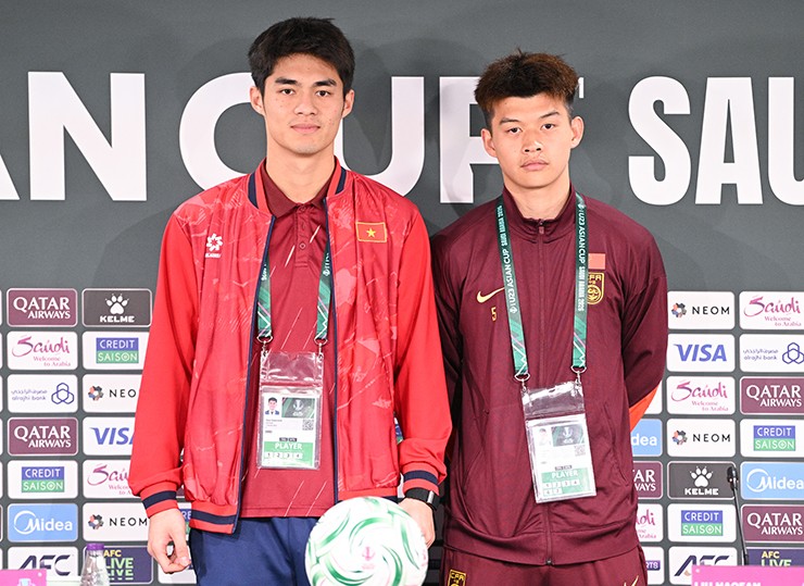 Thủ môn Trung Kiên và trung vệ Liu Hao Fan của U23 Trung Quốc.