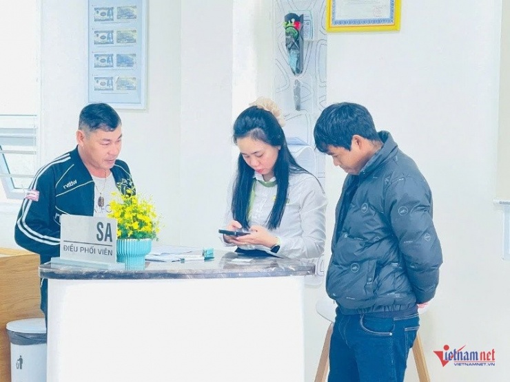 Nhân viên ngân hàng đang hỗ trợ khách đến giao dịch. Ảnh: Trần Hoàn