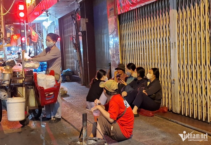 Dậy từ mờ sáng xếp hàng mua vàng, chuyên gia cảnh báo nguy cơ 'đu đỉnh'