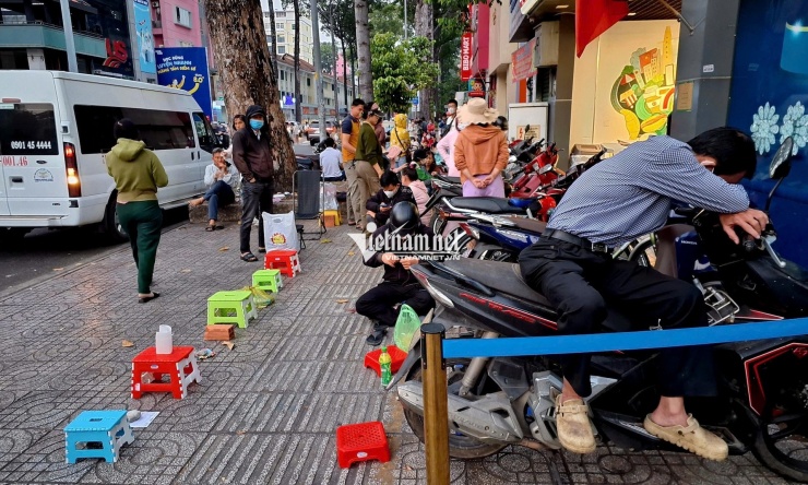 Dậy từ mờ sáng xếp hàng mua vàng, chuyên gia cảnh báo nguy cơ 'đu đỉnh'