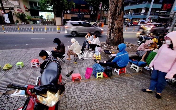 Dậy từ mờ sáng xếp hàng mua vàng, chuyên gia cảnh báo nguy cơ 'đu đỉnh'