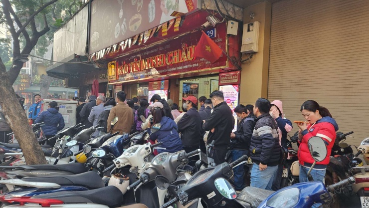 Giá vàng hôm nay mới nhất (20/1) chính thức vượt 166 triệu đồng: Nhà vàng vừa mở bán đã "cháy hàng"